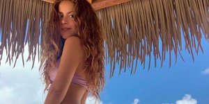 Η Σακίρα μ λιλά μαγιό