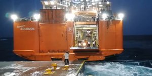 Σίκινος: Η μάχη του καπετάνιου για να δέσει το πλοίο
