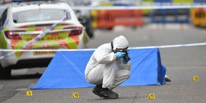 Άνδρες της σήμανσης στη βρετανική αστυνομία ερευνούν τον τόπο της επίθεσης με μαχαίρι στο Μπερμιγχαμ