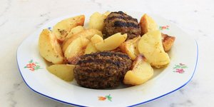 Συνταγή για μπιφτέκια με πατάτες στο φούρνο