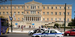 Εικόνα από την ελληνική Βουλή στο κέντρο της Αθήνας