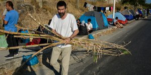 σκηνες πλαι στο δρομο