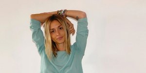 Σοφία Καρβέλα με τζιν και πράσινη μπλούζα