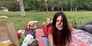 Η Σκάουτ Γουίλις ξαπλωμένη σε γρασίδι