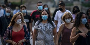 Ανθρωποι με μάσκες στην Ισπανία