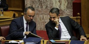 Ο Σταϊκούρας δείχνει έγγραφα στον Μητσοτάκη στην Βουλή