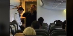 Στέλιος Διονυσίου στο αεροπλάνο