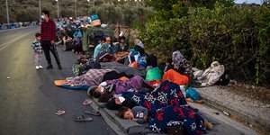 Πρόσφυγες στους δρόμους της Λέσβου μετά τις φωτιές στη Μόρια