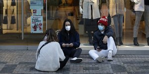 καθιστοι στο πεζοδρομιο μασκες