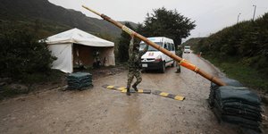 Στρατιώτες αφήνουν να περάσει ασθενοφόρο στην Κολομβία