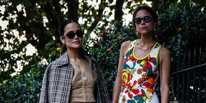 γυναίκα με σακάκι και γυαλιά στην εβδομάδα μόδας