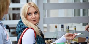 Ξανθιά γυναίκα σε ταμείο σούπερ μάρκετ