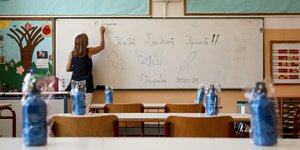σχολεία δασκάλα γράφει σε πίνακα