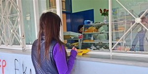 Μαθήτρια περιμένει σε κυλικείο σχολείου