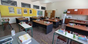 Σχολική αίθουσα με αντισηπτικά και αποστάσεις στα θρανία λόγω κορωνοϊού