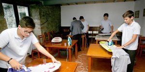 μαθητές μαθαίνουν δουλειές του σπιτιού