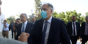 Τάκης Θεοδωρικάκος με μασκα