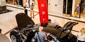 Tesla pop up κατάστημα Golden Hall