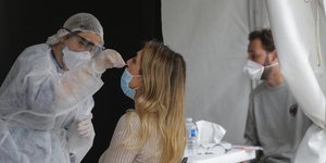 Γυναίκα υποβάλλεται σε τεστ κορωνοϊού στη Γαλλία