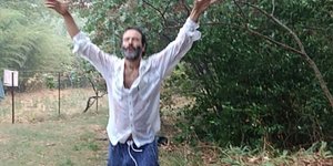 Ο Θανάσης Ευθυμιάδης χορεύει ξυπόλητος ποντιακά μέσα στην βροχή