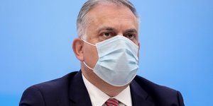 Τάκης Θεοδωρικάκος με μασκα