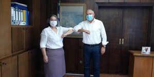 Ο ΥΠΕΣ Τάκης Θεοδωρικάκος με την υπάλληλο του υπουργείου