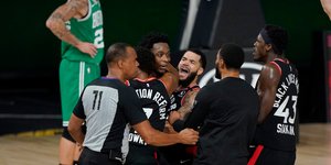 Οι παίκτες των Τορόντο Ράπτος πανηγυρίζουν τη νίκη επί των Σέλτικς