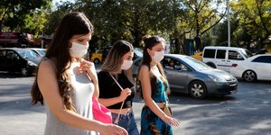 Νεαρές κοπέλες στην Τουρκία με μάσκες