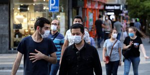 Πεζοί στην Τουρκία με μάσκες για τον κορωνοϊό
