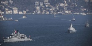 Πλοία του τουρκικού πολεμικού ναυτικού στον Βόσπορο