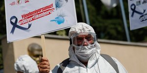 Τούρκος γιατρός σε διαμαρτυρία