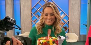 Ελεονώρα Μελέτη σβήνει γενέθλια τούρτα