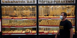 Αντρας με μάσκα στην Τουρκία