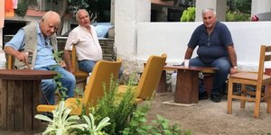 Έφτιαξαν υπαίθριο καφενείο