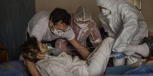 τρεις βαζουν αντρα στο κρεβατι