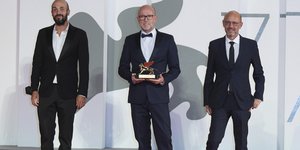 τρεις με βραβείο 