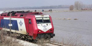 Τρένο του ΟΣΕ περνά από πλημμυρισμένη περιοχή