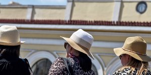 τρεις με ψαθινα καπέλα