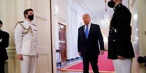 Ο Τραμπ εισέρχεται σε δωμάτιο του Λευκού Οίκου υπό το βλέμμα αξιωματικών του στρατού