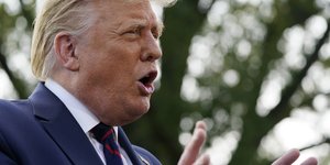 Ντόναλντ Τραμπ μιλάει φωναχτα 