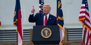 Ο Ντόναλντ Τραμπ μιλάει υψώνοντας το δάχτυλο