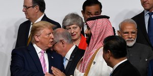 Τραμπ και Σαλμάν χαιρετιούνται