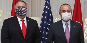Ο Μάικ Πομπέο με τον Μεβλούτ Τσαβούσογλου, με μάσκες