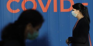 Τσεχία: Γυναίκα με μάσκα περιμένει να κάνει το τεστ του κορωνοϊού
