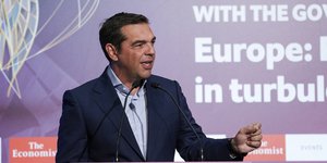 Ο Αλέξης Τσίπρας στο βήμα του συνεδρίου του Economist