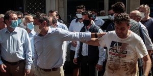 Τσίπρας με κάτοικο της Καρδίτσας