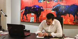 Ο πρόεδρος του ΣΥΡΙΖΑ στο γραφείο του στην Κουμουνδούρου
