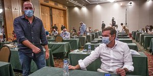 Τζανακόπουλος και Τσίπρας σε τραπέζι στην διάρκεια του συνεδρίου του ΣΥΡΙΖΑ