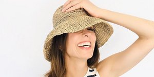 Η Τζίνα Αλιμόνου με καπέλο