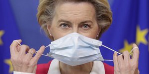 Η Ούρσουλα Φον Ντερ Λάιεν φορά μάσκα για τον κορωνοϊό